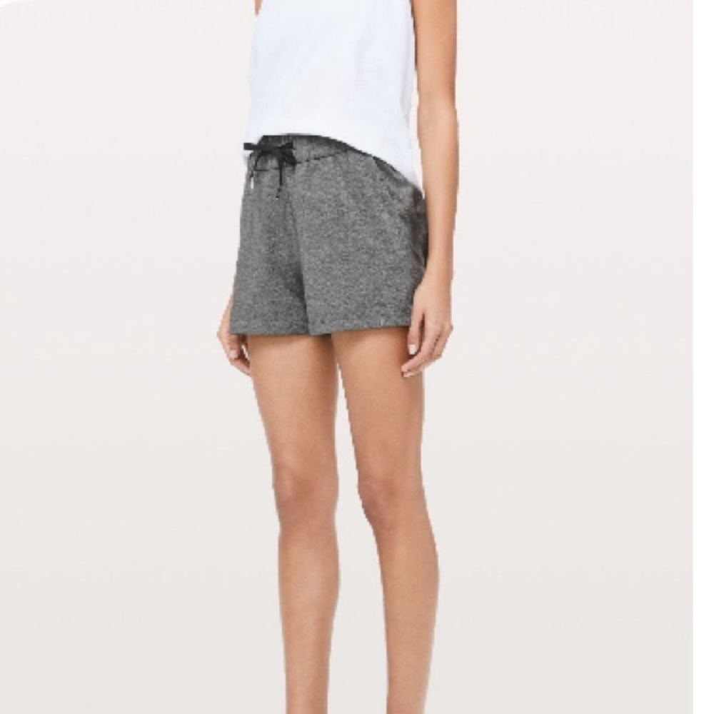 Lulu Lemon On The Fly Mid Rise Short 2.5”